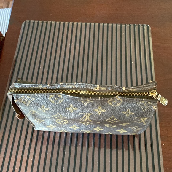 Louis Vuitton Makeup Bag. (7”X5”X2”). - Picture 4 of 4